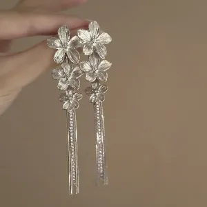 Boucles d'oreilles élégantes à pampilles de fleurs argentées avec accents de zircon