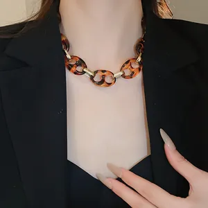 Dettaglio della collana a maglie leopardate retrò con inserti in metallo dorato