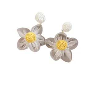 Raffia gewebte Blumenohrringe mit gelber Mitte und weißen Blütenblättern für Strandurlaub