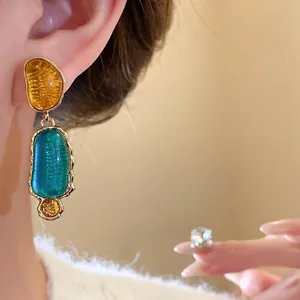 Orecchini vintage in resina ovale irregolare con bordi dorati e perno in argento