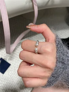 Dettaglio macro di un anello aperto stile palazzo vintage con perle e zirconi.