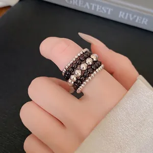 Elegante anillo multicapa vintage con cuentas plateadas y negras para mujer, joya llamativa