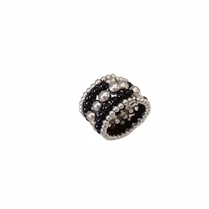 Anillo vintage multicapa con cuentas plateadas y negras en un diseño apilado