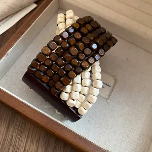 Dettaglio ravvicinato del bracciale bohémien multistrato in perline di legno vintage