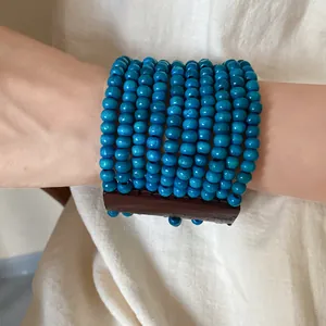 Vista dettagliata del bracciale bohemien a piu strati di perline di legno blu brillante