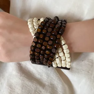 Dettaglio ravvicinato di bracciale bohémien multistrato in grani di legno