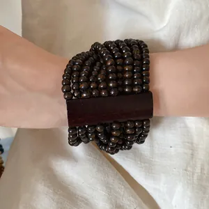 Vista dettagliata del bracciale multi-filo di perline di legno marrone scuro in stile bohémien