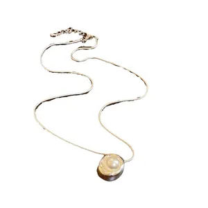 French retro pearl pendant necklace with minimalist gold clavicle chain for women