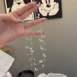 Dettaglio della collana a più strati di perle di vetro trasparenti irregolari