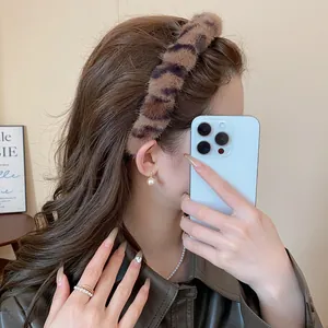 Close-up of plush leopard print headband for an autumn winter retro style