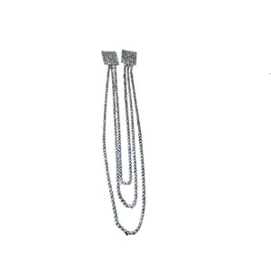 Elegante spilla in argento con base quadrata e lunghe nappe a catena scintillanti