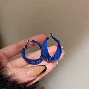 Orecchini a cerchio blu Klein in stile francese con design ritorto multistrato