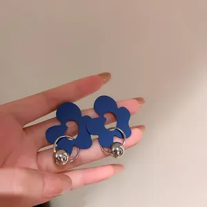 Eleganti orecchini a fiore blu Klein in stile francese con pendente a sfera in argento