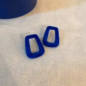 Orecchini vintage in velluto blu Klein con un design geometrico rettangolare traforato