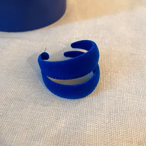 Dettaglio degli orecchini a cerchio in velluto blu Klein stile francese con perno in argento.