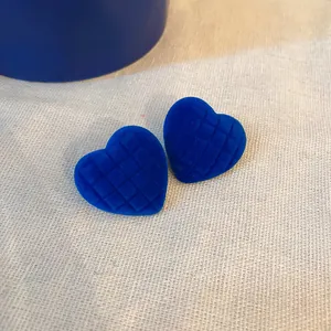 Orecchini a lobo a cuore blu Klein stile vintage con trama trapuntata su tessuto