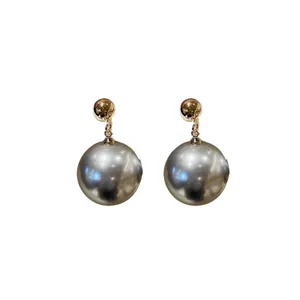 Boucles d'oreilles style français en argent plaqué or avec une grande perle grise élégante