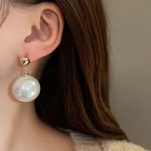 Élégantes boucles d'oreilles pendantes vintage à grande perle avec détail doré plaqué