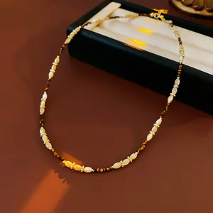 Collier vintage en pierre oeil de tigre avec perles ovales et accents dorés