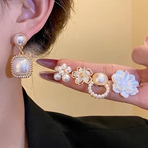 Set di Orecchini a Fiore con Perle Artificiali Stile Palazzo Vintage per Donna Lega Dorata Intarsiata con Strass Perno in Argento Gioielli