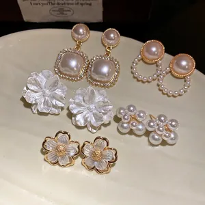 Set di 10 orecchini vintage con perle eleganti e motivi floreali in stile palazzo.