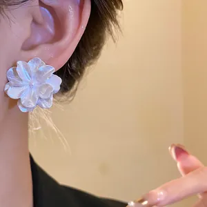 Elegante orecchino a perno floreale bianco con finitura opaca e petali multistrato