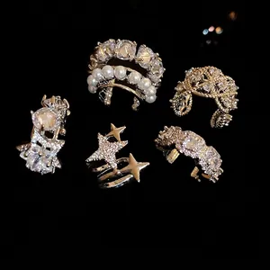 Set de 5 exquisitos pendientes ear cuff de circón y perlas para orejas sin perforar