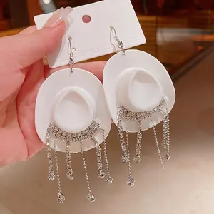 Orecchini a forma di cappello da cowboy bianchi con lunghe nappe di strass brillanti