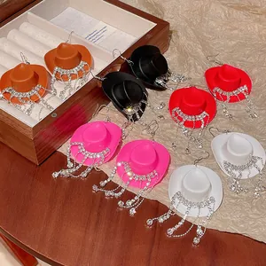 Vista dettagliata di orecchini a cappello da cowboy con nappe di strass scintillanti