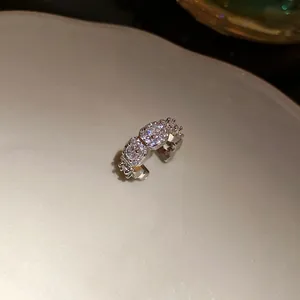 Detalle de manguito de oreja cuadrado de plata con circonitas para orejas sin agujeros