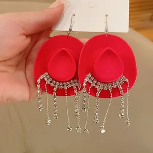Vista dettagliata degli orecchini a cappello da cowboy rossi con nappe in strass brillanti