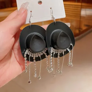 Vista dettagliata di orecchini a cappello da cowboy neri con nappe di strass brillanti