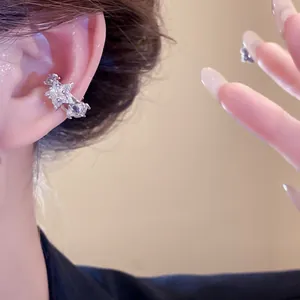 Vista detallada de un clip de oreja de circón estrella y cuadrado para orejas no perforadas
