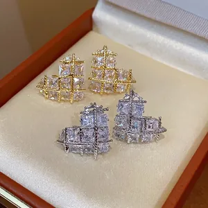 Élégantes boucles d'oreilles en forme de cœur serties de zircons cubiques brillants.