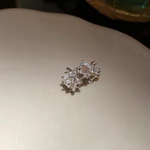 Primer plano del ear cuff estrella de circonita brillante para orejas sin perforar