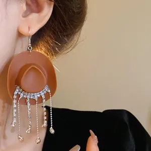Orecchini pendenti a cappello da cowboy con frange di strass argentati brillanti