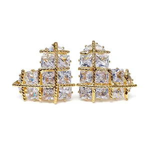 Boucles d'oreilles cœur plaquées or 18 carats avec zircons carrés et tiges en argent
