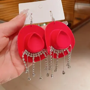 Vista dettagliata degli orecchini a cappello da cowboy rossi con frange di strass scintillanti.