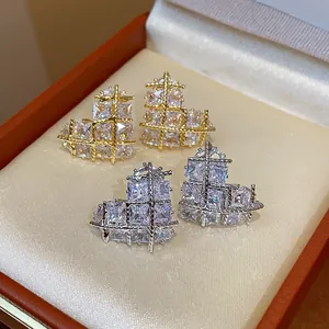 Vue macro de boucles d'oreilles cœur élégantes avec incrustation de zircon or et argenté