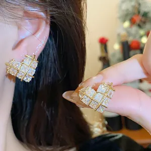 Détail des boucles d'oreilles cœur plaquées or 18k avec de brillants cristaux de zircon