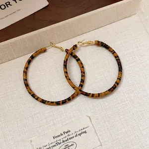 Vista dettagliata degli orecchini a cerchio leopardati vintage con ganci dorati