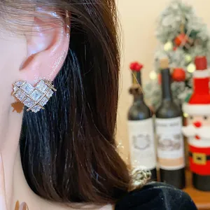 Gros plan sur une élégante boucle d'oreille cœur plaquée or 18 carats avec zircons