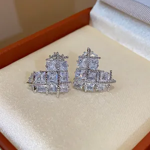Gros plan d'élégantes boucles d'oreilles cœur en plaqué or 18 carats avec zircons brillants