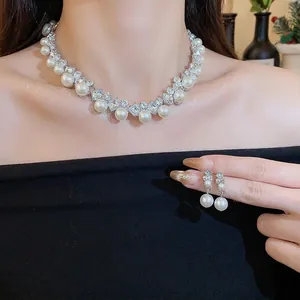 Elegante set di gioielli francesi con perle e strass, include collana e orecchini