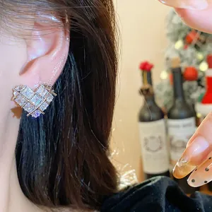 Gros plan exquis d'une boucle d'oreille en forme de cœur en zircone plaquée or
