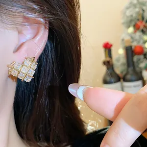 Vue détaillée d'une boucle d'oreille en forme de cœur plaquée or 18 carats avec zircons