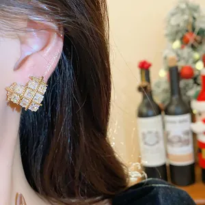 Vue rapprochée de boucles d'oreilles cœur en zircon plaqué or 18 carats sur une oreille