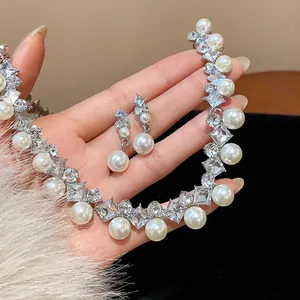 Dettaglio di elegante set di gioielli con collana e orecchini in perle e strass
