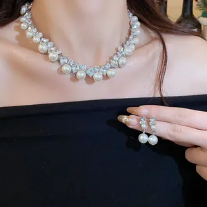 Dettaglio dell'elegante set di gioielli con perle e strass, collana e orecchini coordinati