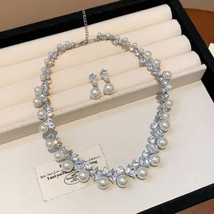 Dettaglio di un set di gioielli stile francese con perle e strass, collana e orecchini
